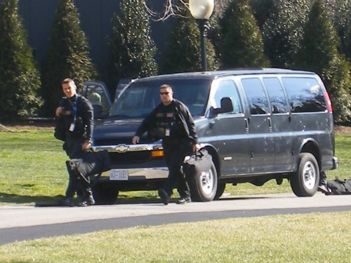 South Lawn WH - Scary guys w guns