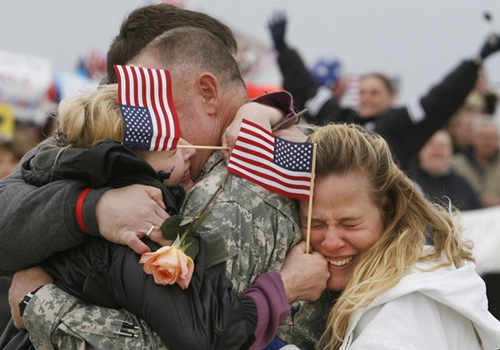 Troops return d - Hugs