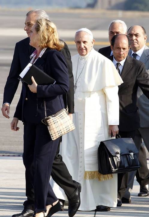 2013_07 22 Pope Francis carrying own luggage to World Youth Conf