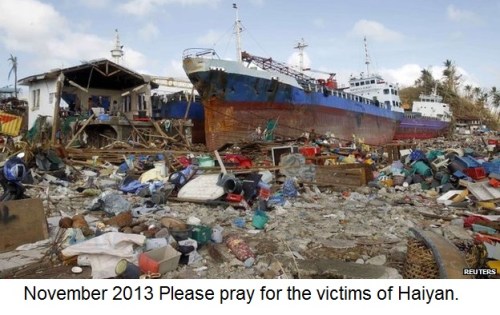 2013_11 Haiyan - ship in flattened homes