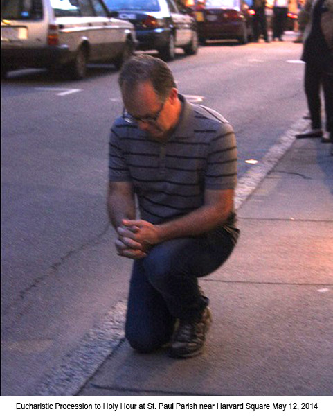 2014_05 12 Euch Procession kneeler