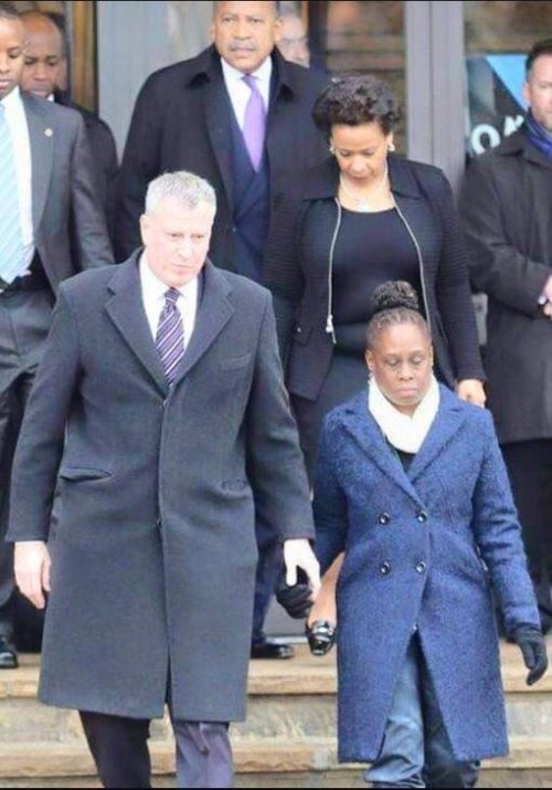 2015_01 05 NYC mayor's wife wears jeans to cop funeral