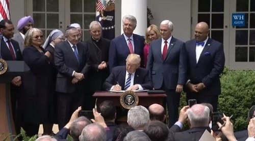 2017_05 04 Trump signs religious freedom order