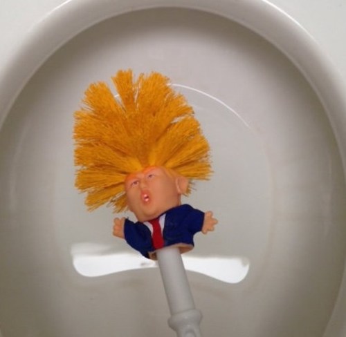 2018_11 28 Trump toilet brush