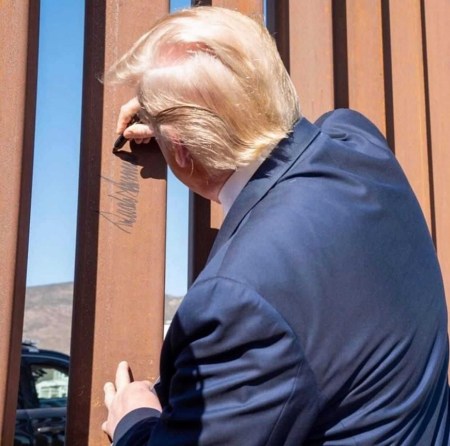 2019_09 21 Trump signs wall